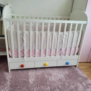 Spjälsäng med lådor  med madrass från IK - På bra skickat