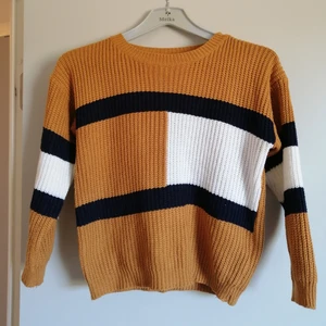 Stickad tröja - Stickad, flerfärgad tröja i storlek S-M. Använd fåtal gånger men i bra skick ☺️