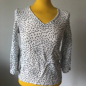 Vit svartprickig blus - Tunn