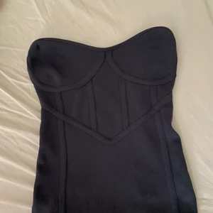 Bandeau topp😍 - Bandeau topp från zara som är mörkblå! Skriv för fler bilder. Storlek xs men passar s/m också💕💕😍😍