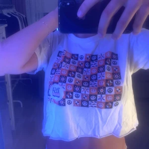 - KROPPAD T-SHIRT -  - {köparen står för frakten, 66kr} -  Kroppade denna t-shirt själv. Jätteskönt material. Välanvänd är den men annars inget fel på tröjan. Storleken är oklar men skulle säga xs/s något. Skriv vid intresse!! Ha en bra dag🧡