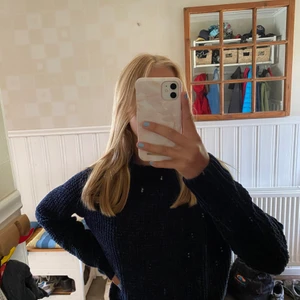Stickad marin blå tröja - En marinblå tjock stickad tröja från hm i storlek M, men den sitter som en S, inte använd så många gånger, och bra skick 