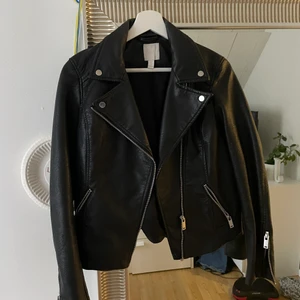 Skinjacka  - En jätte fin Skinjacka från HM, som aldrig kommit till användning. Den är i st M, inte jätte stor i storleken.😍 