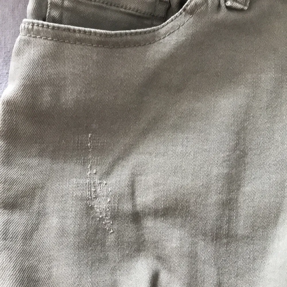 Jag säljer ett par skinny byxor. Färgen är ett lite uttvättad olivgrön. De har fickor på fram -och baksidan och vid siden om benen. De sitter bekväma. . Jeans & Byxor.