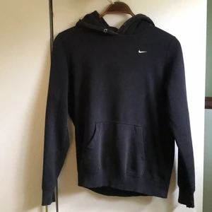 Nike hoodie  - Klassiska svarta hoodien, använt skick 