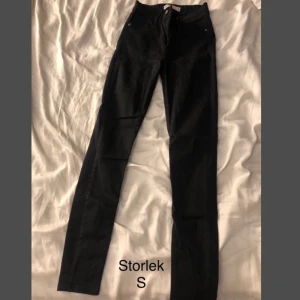 jeans - svarta jeans. aldrig använda. Bjuder på frakten