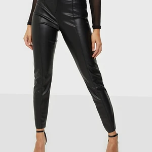 Skinnbyxor från Zara - Byxorna är super bekväma men är felmärkta! Dom är storlek S/M men är märkta med XL!