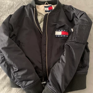 Tommy hilfiger jacka  - Jacka från tommy hilfiger. Inköpt 2019 i london. Modellen såldes aldrig i Sverige. Storlek. M men passar en small. Perfekt vår och höstjacka. Fint skick . Lite nopprig i muddarna men går att ta bort 