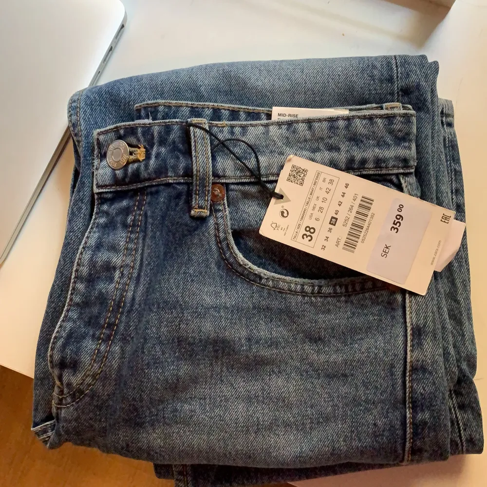 Säljer dessa jättesnygga Zara mid-rise jeansen där prislappen är kvar!!🤩 De är slutsålda överallt. De är i strl 38 men passar dem som är strl 36💗💗. Jeans & Byxor.