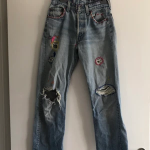 Levis jeans - Levis jeans med broderade detaljer. Svårt att se exakt storlek men dom är ganska små i storlek så skulle gissa xs. 