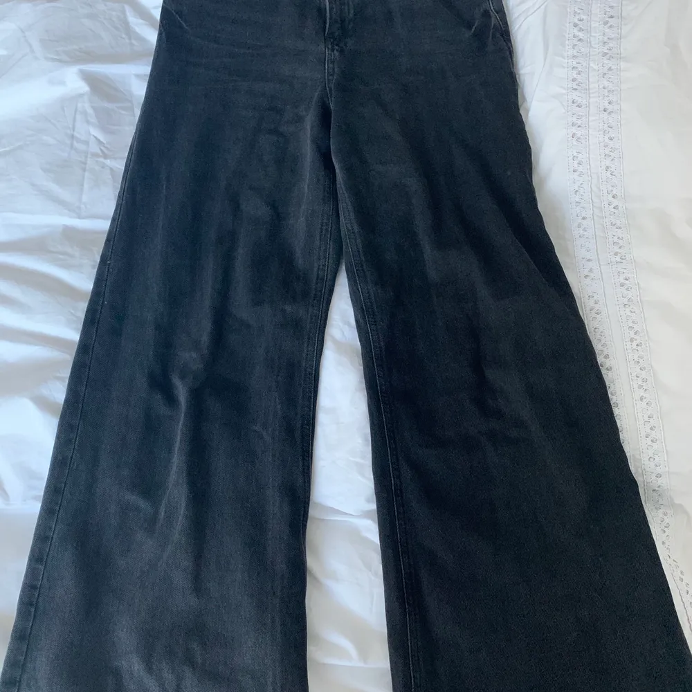 Assnygga svarta vida jeans från River Island. Storlek 6/34. . Jeans & Byxor.