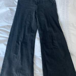 Assnygga svarta vida jeans från River Island. Storlek 6/34. 