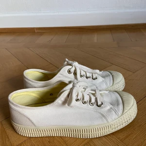 Novesta skor - Novesta-skor, sparsamt använda, storlek 38! Går super att tvätta i tvättmaskin om man skulle skita ner dem:)