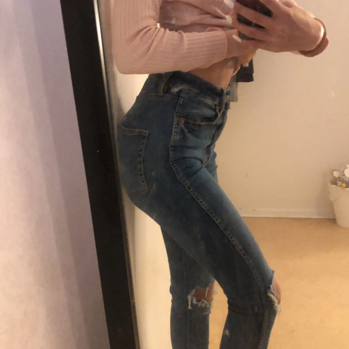 High waist jeans med 2 hål vid knäna❤️❤️ - 90