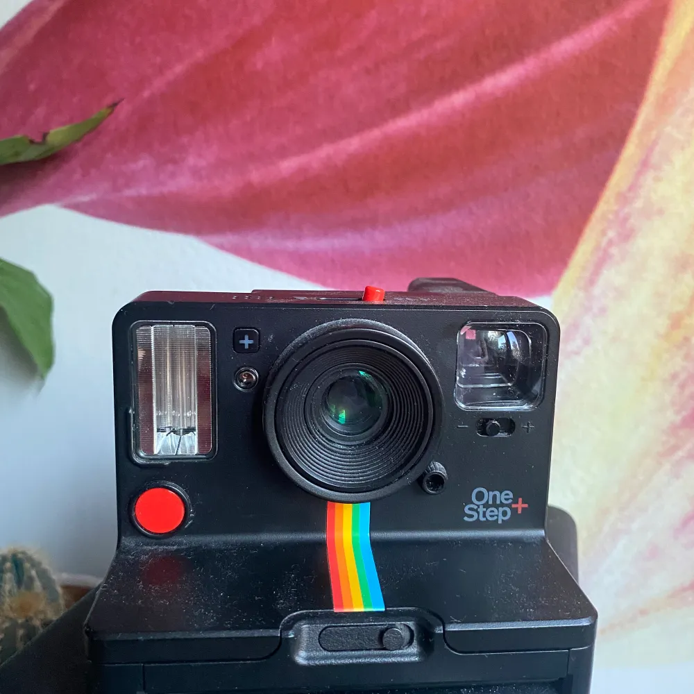 Knappt använd Polaroid one step +. Nypeoduktion av en analog direktbildskamera för kreativ och rolig fotoupplevelse och få dina bilder utskrivna direkt. Anslut kameran till din smartphone för att få självutlösare, dubbelexponering, ljusmålning, manuellt läge och fler funktioner.  Fördelar Kompatibel med I-type och 600 film Standard- och porträttlins Möjlighet att stänga av blixten Exponeringskompensation Bluetooth och Polaroid App Passar iOS och Android, första bilden är tagen, SNABBT KÖP!!. Övrigt.