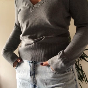 Grå fin stickad tröja  - Grå stickad tröja med v skärning i halsen🌹 priset ingår i frakten 