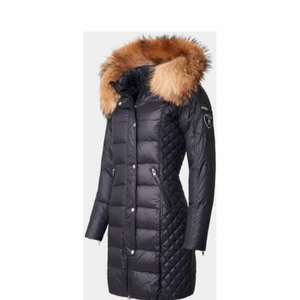 Rockandblue - Säljer min rockandblue jacka riktigt fin och den är äkta, dock så har jag inte kvar kvittot, köpt på D.O. Design only i Göteborg. Det är fake päls på den men annars är den riktigt fin vid intresse kan jag skicka fler bilder, har ett litet hål på insidan i jackan men det syns inte. Bara använd 1 vinter.