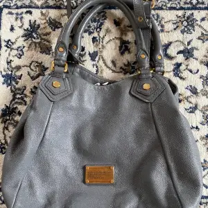 Marc Jacobs väska i mycket bra skick! Modellen heter Marc Jacobs Classic Q Huge och det är köpt för 4500kr 2019. Den är sparsamt använd. 100% äkta