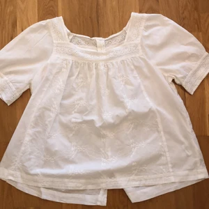 söt topp - jättegullig topp i storlek S. Väldigt fint skick! Kan postas, men då får köparen stå för frakten! 