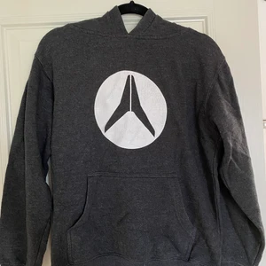 Hoodie - Säljer denne hoodie i storlek M, den är liten i storleken så skulle säga att det är XS/S. Vet inte vart den kommer ifrån!  Köparen står för frakten 💕