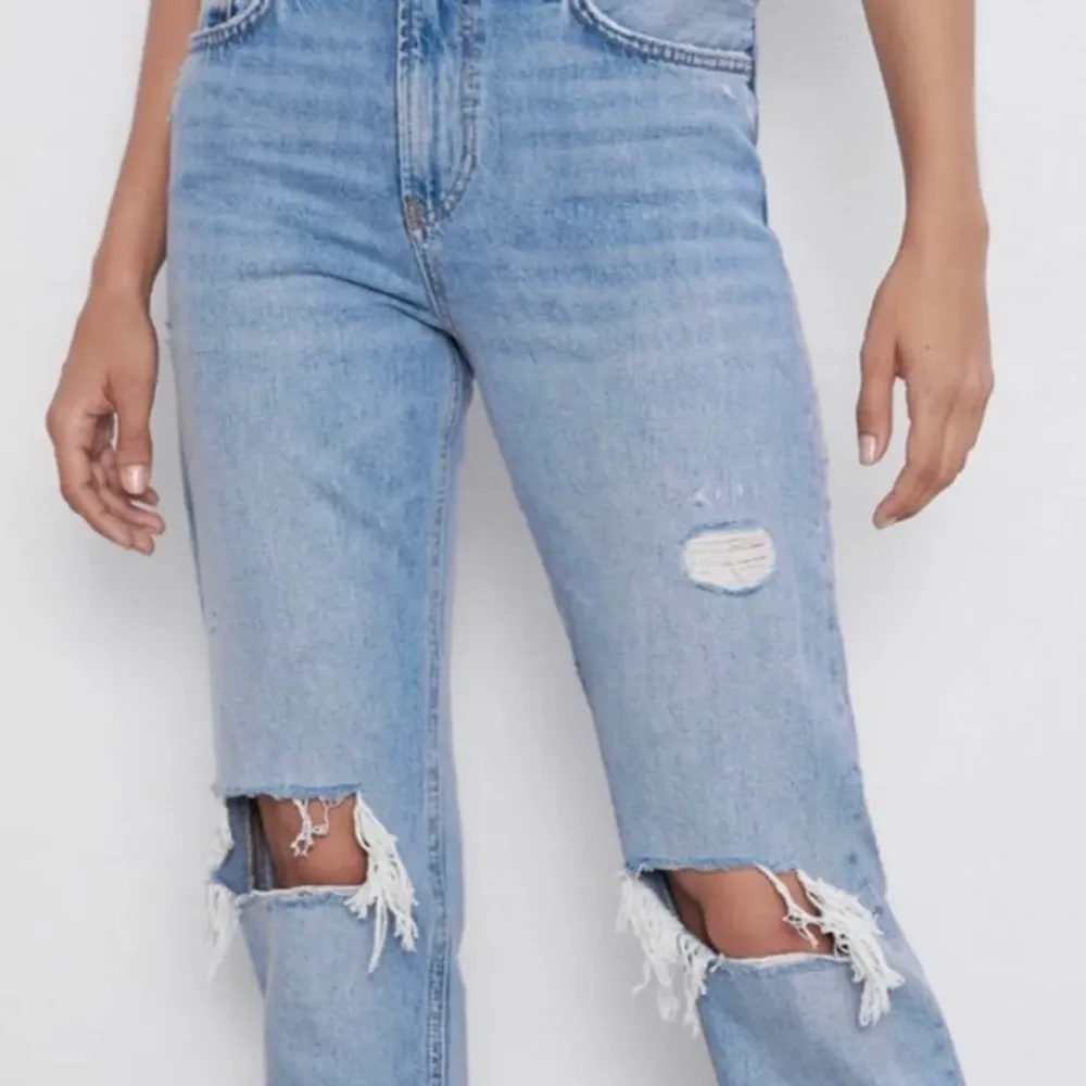 Säljer dessa jeansen från zara då jag har blivit för stor, storlek 36, jag är 172 och dom är lite långa på mig, buda från 150🥰(frakt 62 kr). Jeans & Byxor.