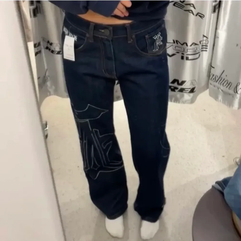 Asballa jeans från Kali King! Köpta här på plick men säljer vidare för att de inte passar. Jeansen är i superbra skick och är i storlek 30 (herrstorlek)! kom privat för frågor!:)❗️första bilden är lånad❗️HÖGASTA BUD: 850kr. Jeans & Byxor.