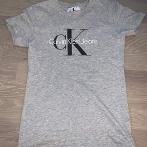 Jättefin grå Calvin Klein t-shirt i väldigt bra skick! Använd kanske 4 gånger! Säljer för att den är för liten! Original pris 500kr!  Köpare står för frakten 