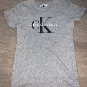 Calvin Klein t-shirt, str XS - Jättefin grå Calvin Klein t-shirt i väldigt bra skick! Använd kanske 4 gånger! Säljer för att den är för liten! Original pris 500kr!  Köpare står för frakten 