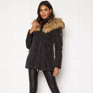 Hollies jacka  - Använd lite så i fint skick. Jag tog av fakepälsen för jag tyckte det var snyggare utan, men kan skicka med den. Väldigt tjock och varm jacka, mjuka sköna fickor. Storlek M men skulle passa S och mindre M. Frakten blir ca 100kr.