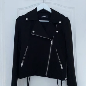 Diesel jacka - En grym äkta diesel jacka. Många detaljer med kedja på armarna Framsida och baksidan. Storlek S men den är töjbar.