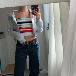 Croppad hoodie - Croppad zip hoodie från shein, fint skick men kommer inte till användning💛 Det står att tröjan är i storlek S men jag skulle själv säga att det är en XS.