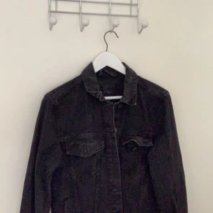 Svart jeansjacka - för mer info, skriv dm