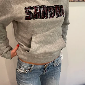 Sandro hoodie - Säljer denna sandro hoodien som är i storlek xs/s, nypris 2500 kr. Den är i fint skick men saknar bandet i luvan, den är lite nopprig på under armarna men inget man tänker på!