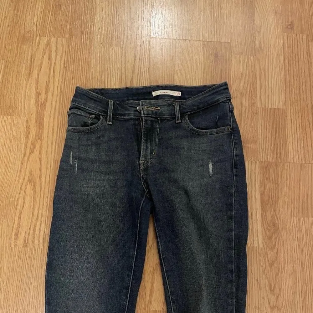 fina lågmidjade skinny jeans, köpta här på plick. Säljer pga att jag inte använder skinny jeans längre, inga skador. Storlek 26 men skulle säga att de är som XS. Jeans & Byxor.