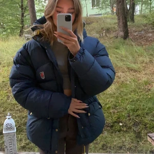 Fjällräven jacka💙 - Intressekoll på min älskade blåa fjällräven jacka💙  Använd 2 vintrar så den är sparsamt använd och i bra skick. Den är i den större modellen och passar strl XS-M beroende på hur man vill att den ska sitta, håller värmen super bra och passar till det mesta🤩Möts endast upp!