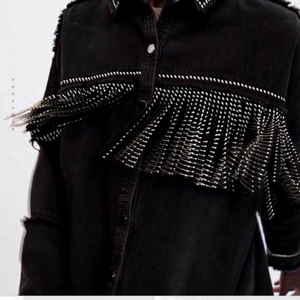 Jacka - Säljer denna skit fina jacka från Zara, knappt använd i väldigt  bra skick, köpt för 550kr❤️