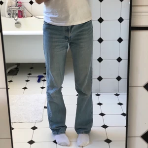 Vintage Levi’s jeans  - Trendiga ljusblåa vintage Levi’s jeans från tidigt 1990. Mammas jeans från när hon var sen tonåring. Använda och äldre, men inga fläckar, märken eller hål💙⚡️Jag är 173, men beroende på hur man vill att de ska sitta så passar det många. Köparen betalar frakt. Kontakta om du är intresserad. 