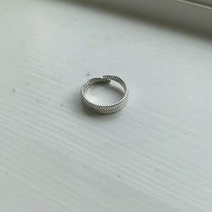 Justerbar/reglerbar ring i sterling silver från Pilgrim. Supersöt men inte riktigt min stil längre 🥰 Nypriset var 400 kr tillsammans med den andra justerbara ringen som jag säljer ❤️