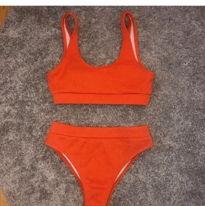 Orange bikini  - En orange bikini från SHEIN! Köptes för ca två månader sedan för 148kr och säljer för 50kr + 24kr frakt! Storlek s! 