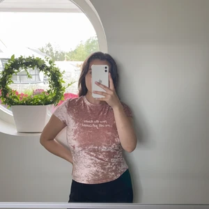 Sammet topp  - Rosa sammet topp, med text, skönt material 