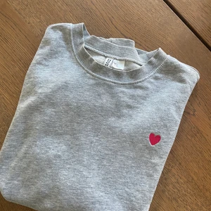 Grå sweatshirt  - Soft grå sweatshirt som är använd ett par gånger men är i väldigt bra skick!☀️