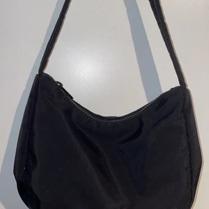 Väska - En trendig liten handväska från Gina tricot. Knappt använd så den är i nyskick