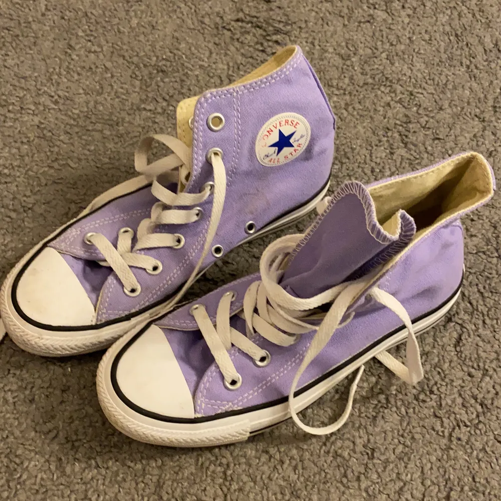 Säljer mina gamla ljuslila converse som tyvärr är för små:(((( Sparsamt använda och har en liten fläck på insidan av högra skon som knappt syns, annars är skorna i bra skick! Strl 36,5 och säljer för 300kr + frakt. Hör av vid intresse!🤍. Skor.