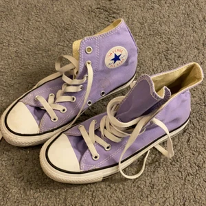 Converse - Säljer mina gamla ljuslila converse som tyvärr är för små:(((( Sparsamt använda och har en liten fläck på insidan av högra skon som knappt syns, annars är skorna i bra skick! Strl 36,5 och säljer för 300kr + frakt. Hör av vid intresse!🤍