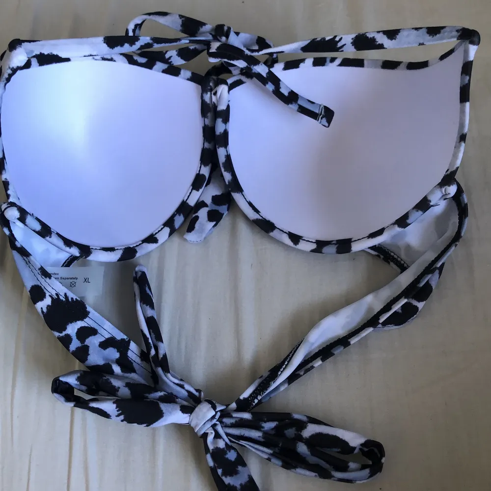 Bikiniöverdel från Shein i vitt leopardmönster. Har storlek XL men är mycket mindre än 