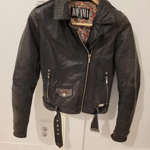 Jofama by Kenza  - Skinnjacka från Jofama by Kenza i storlek 34, välanvänd köpt för 2200:- 