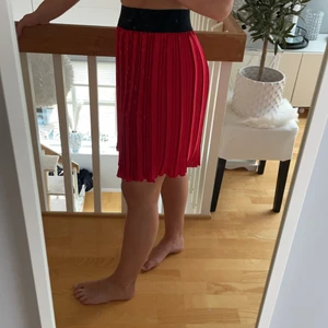 Röd kjol från chelsea i storlek S - Säljer denna kjol då jag inte fått någon användning för den. Den är i precis samma skick som när jag köpte den då jag aldrig har använt den. Köptes för mellan 149-199kr