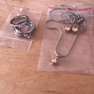 Äkta stålsmycken - Smyckesset av äkta stål, ringarna är strl 18. Allting för 300 kr. Vid snabb affär så skickar jag med en liten gåva! 