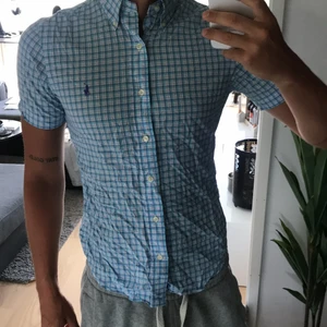 Kortärmad Ralph Lauren skjorta storlek S - Kortärmad Ralph Lauren skjorta storlek S i fint skick. Billigare vid snabb affär.