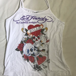 Ed hardy linne - Ed hardy linne som säljs eftersom det är för stort för mig, köpt secondhand men inte kommit till användning. I stort sätt nyskick. Storlek XL men fungerar nog även på mindre storlekar. Budgivning ifall många är intresserade, be om bild ifall ni vill se på